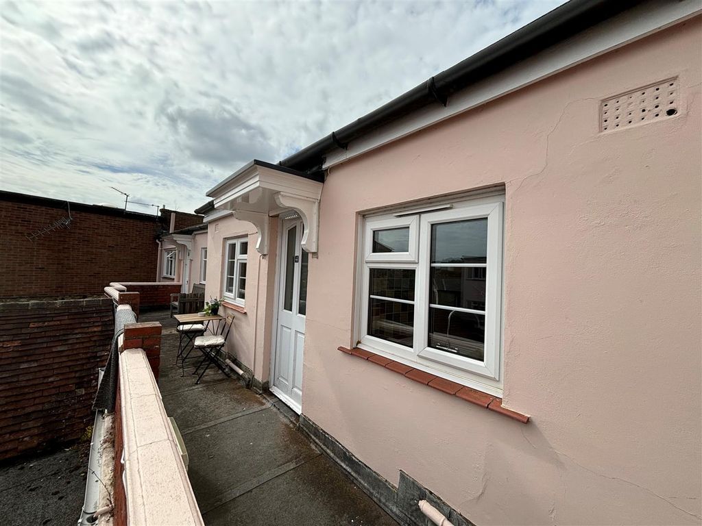 Property photo 2 of 8 Entrance