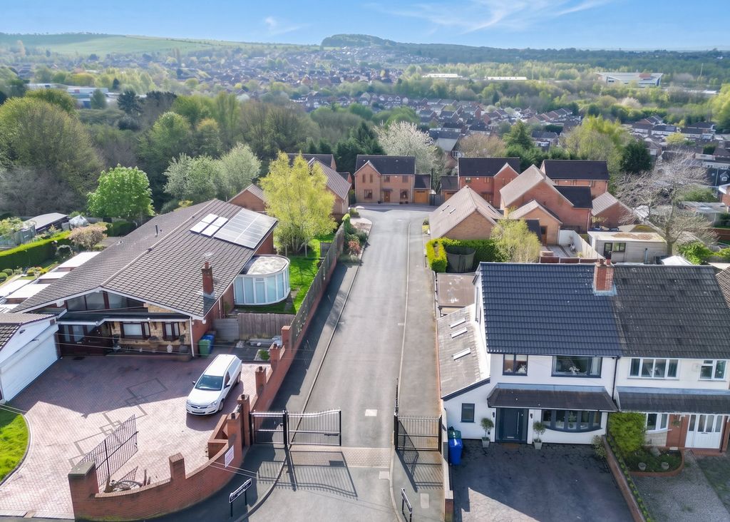 Property photo 2 of 28