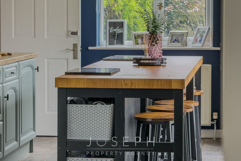 Property photo 3 of 27