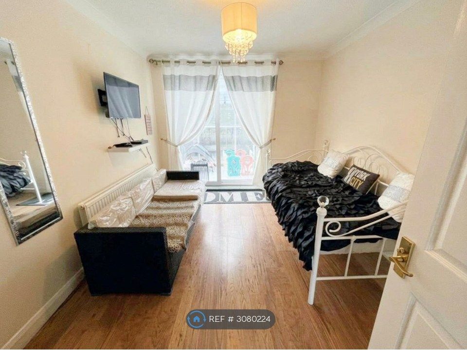 Property photo 3 of 16 Bedroom