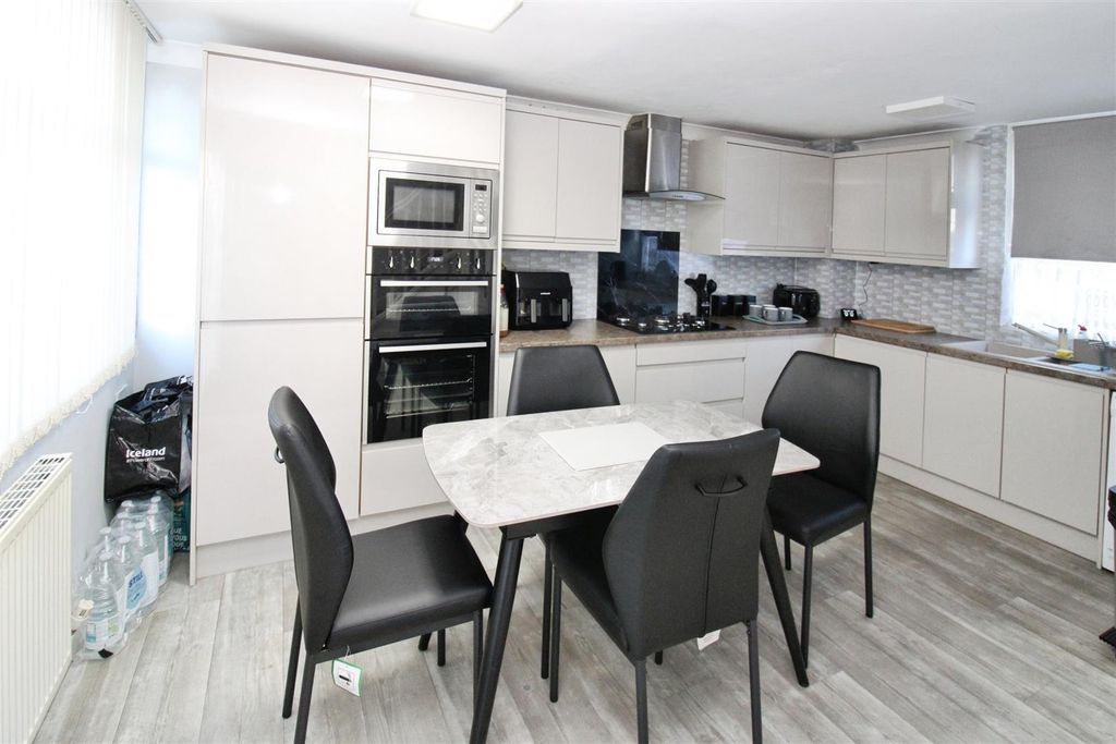 Property photo 3 of 16 Fitted Kitchen