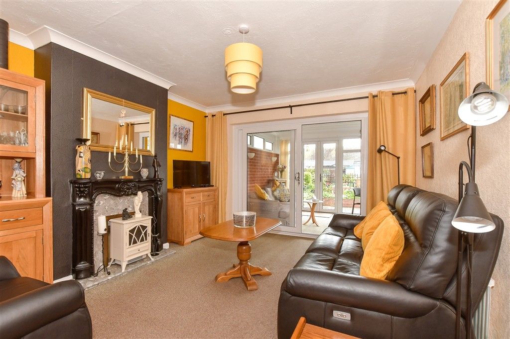 Property photo 3 of 13 Lounge