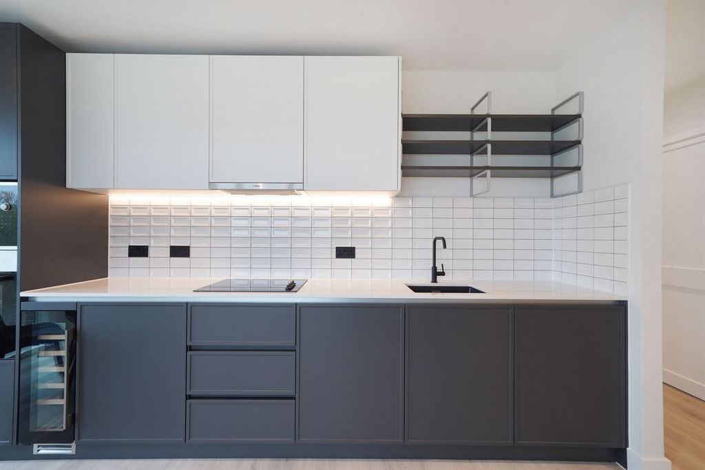 Property photo 3 of 9 Kitchen