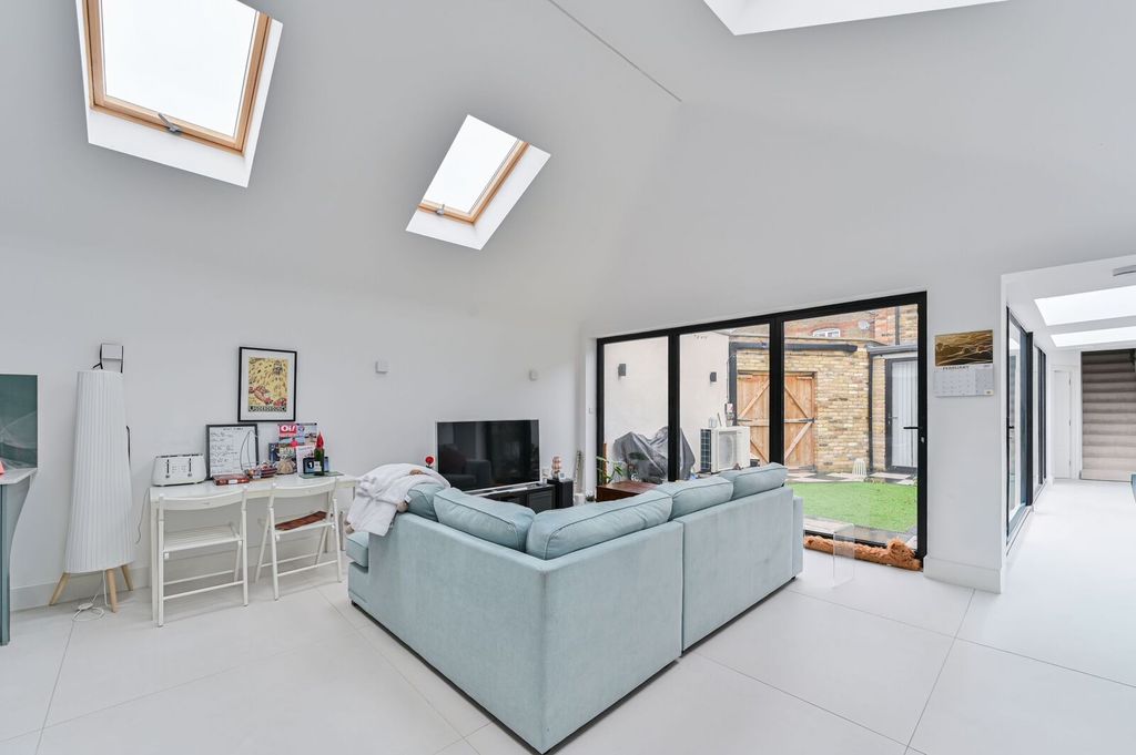 Property photo 1 of 18