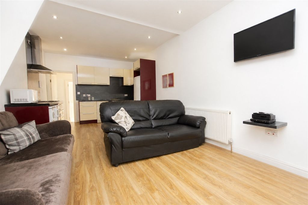 Property photo 1 of 10 Approach