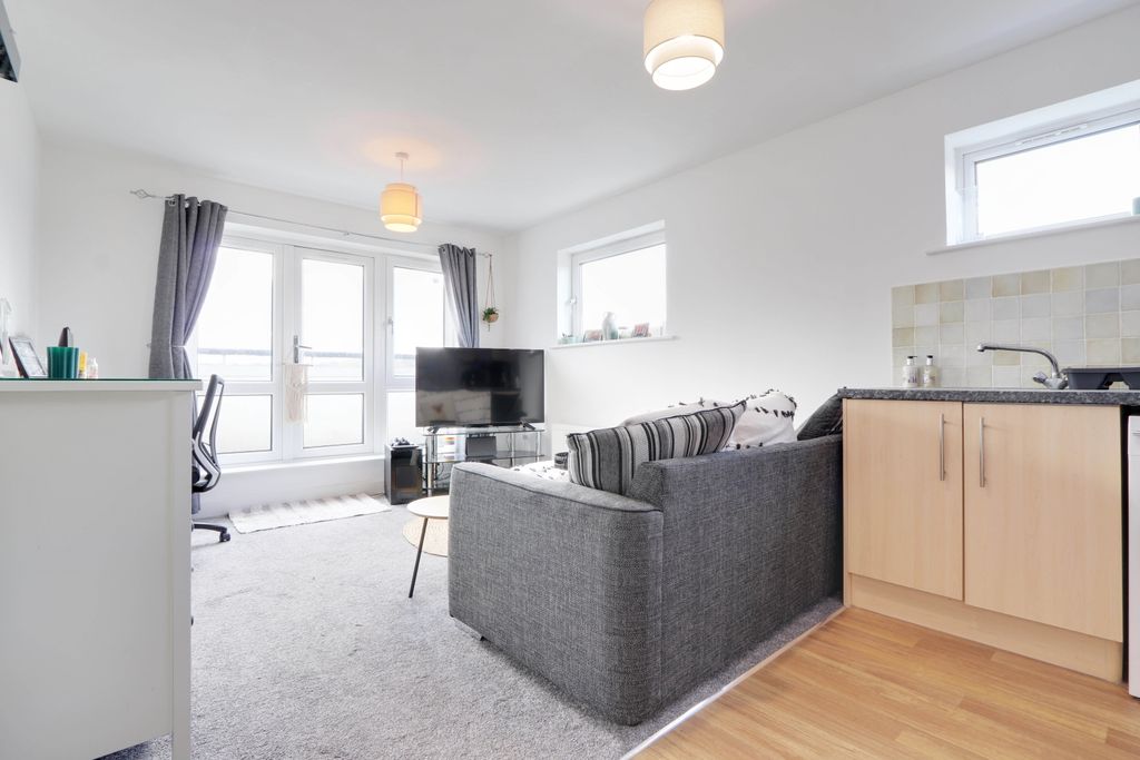 Property photo 2 of 7 Ewemove Basingstoke Edmund Court Living Room