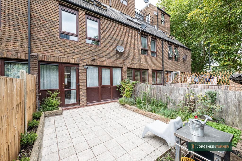 Property photo 3 of 12 White City Close 8-017 Lr - Jt.Jpg
