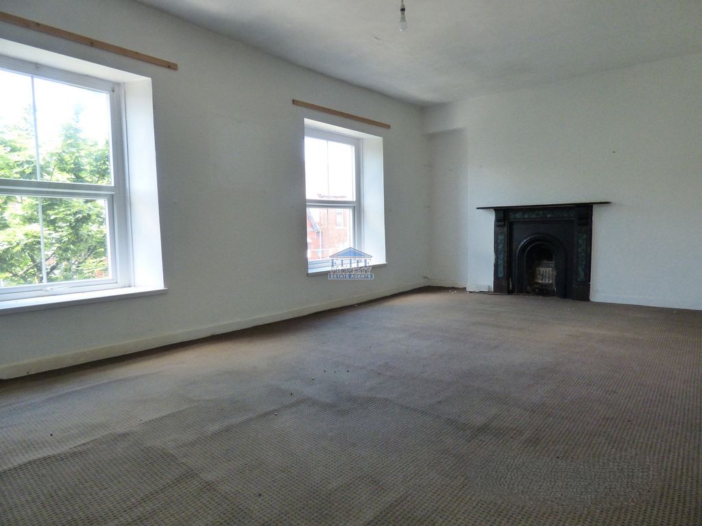 Property photo 2 of 5 Lounge