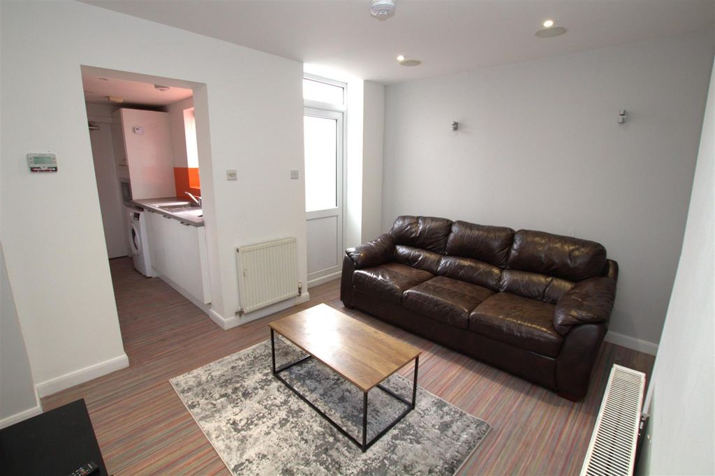 Property photo 1 of 11 Lounge.Jpg