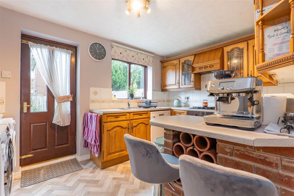 Property photo 3 of 28 Kitchen/Breakfast Bar