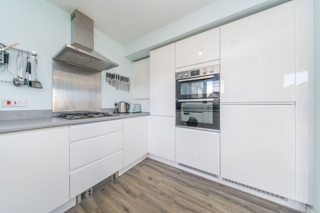 Property photo 3 of 33 Kitchen