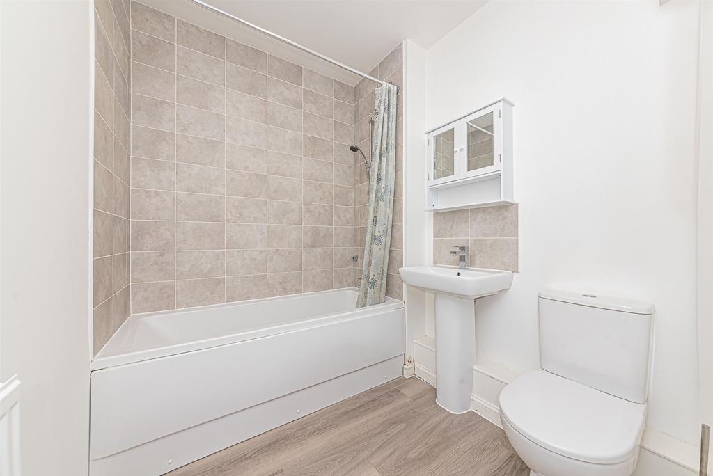 Property photo 3 of 19 55 Edrich Grange (6).Jpg