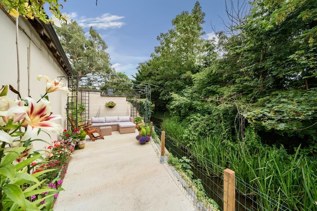 Property photo 2 of 18 Outside