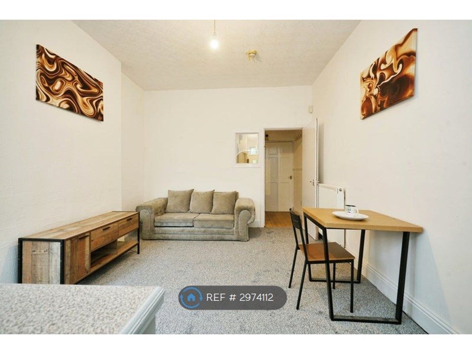 Property photo 1 of 5 Shared Living Room