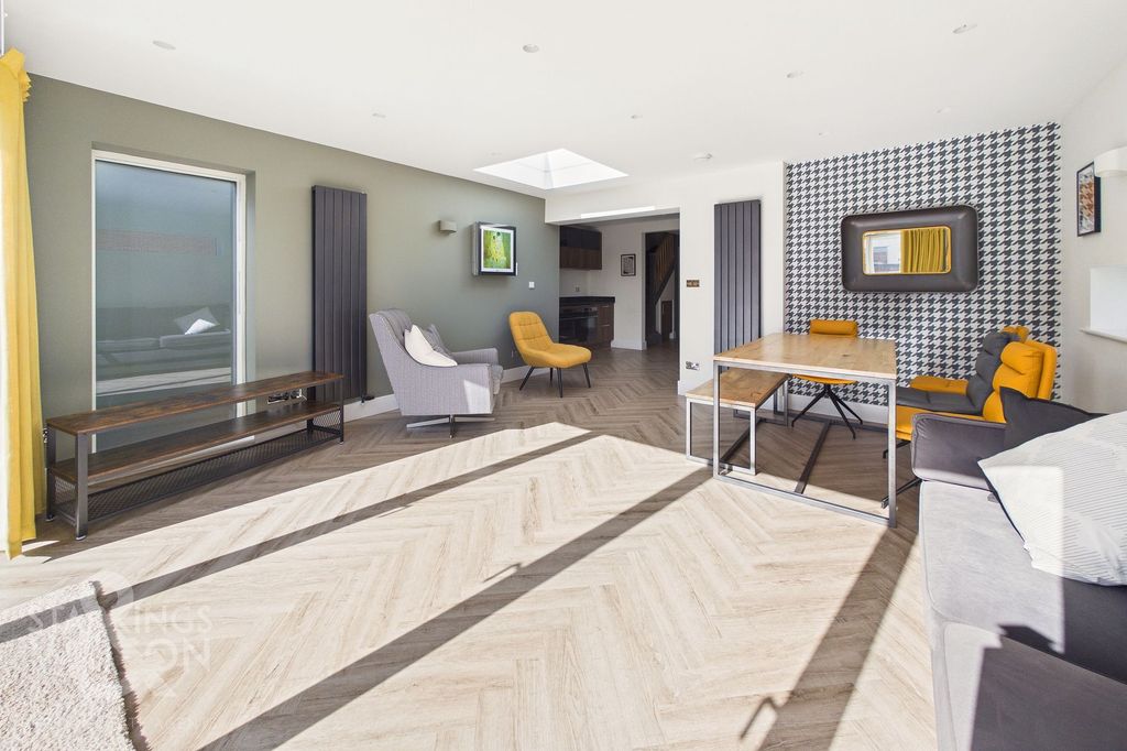 Property photo 2 of 26