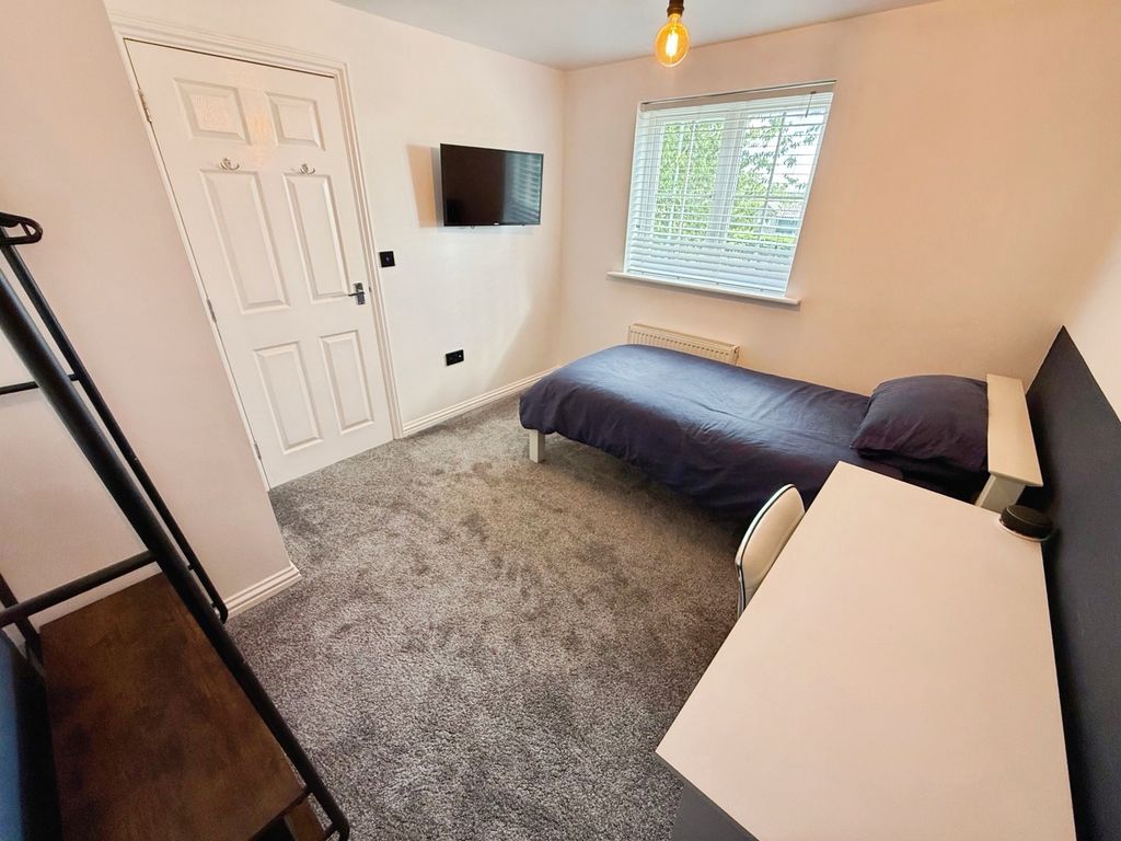 Property photo 3 of 18 Bedroom 3