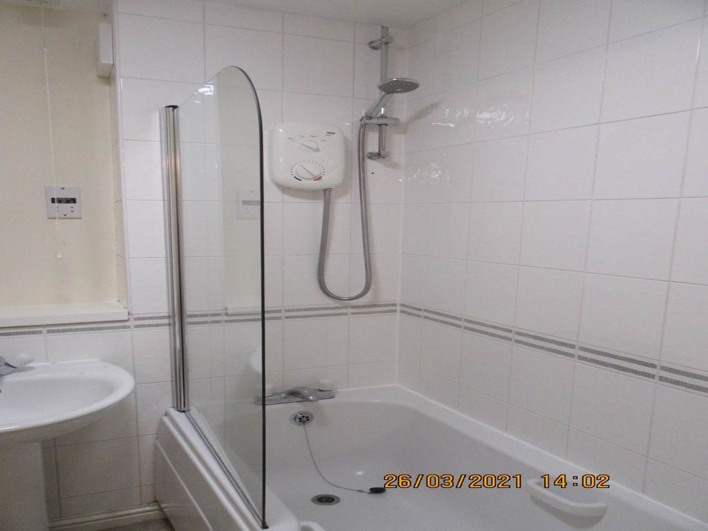 Property photo 3 of 8 2 Daniel Terrace - Bathroom