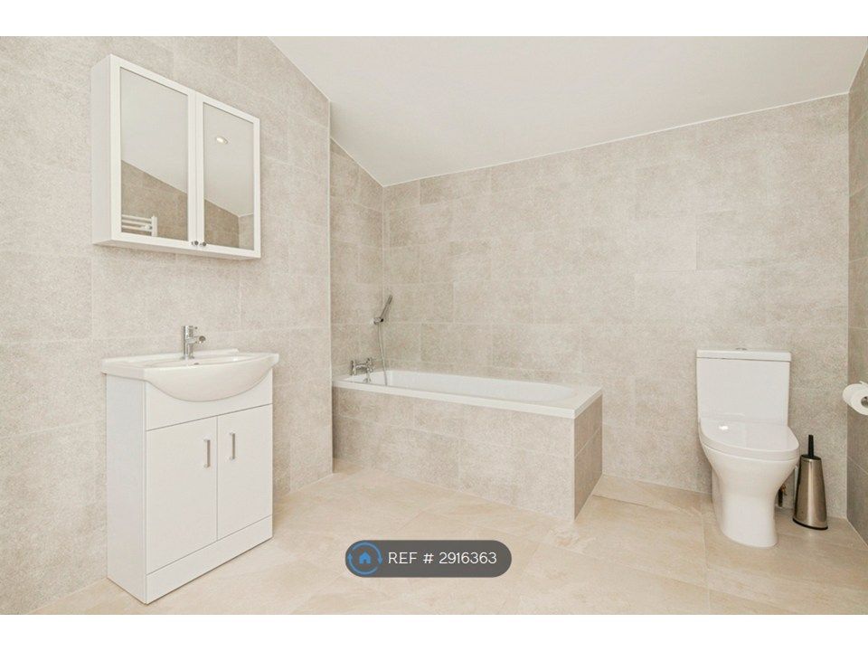 Property photo 2 of 18 Bathroom