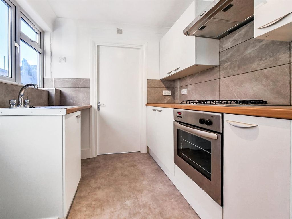 Property photo 2 of 9 Kitchen