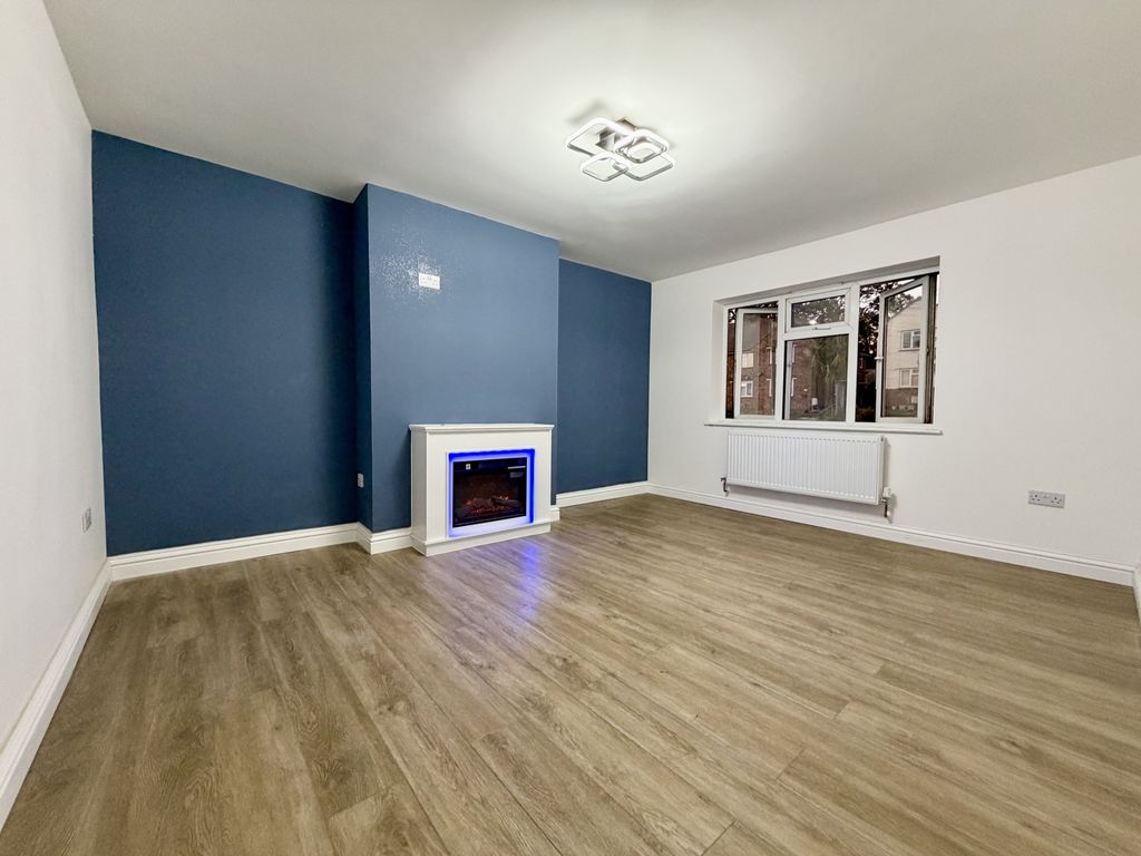 Property photo 1 of 13 Photo 3