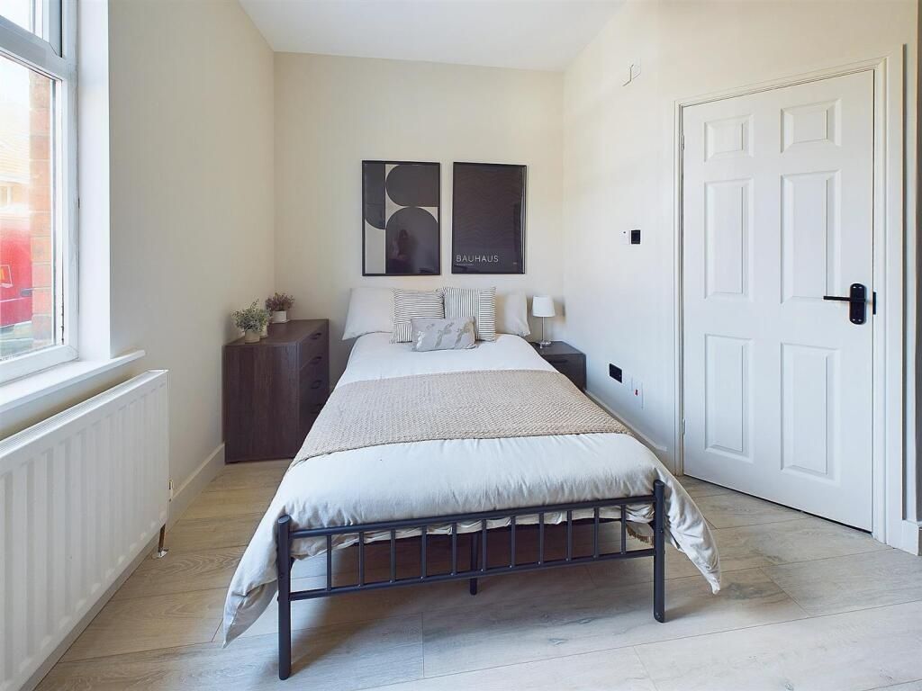 Property photo 2 of 10 Bright, Neatly Styled Single Bedroom With A Comfy ...