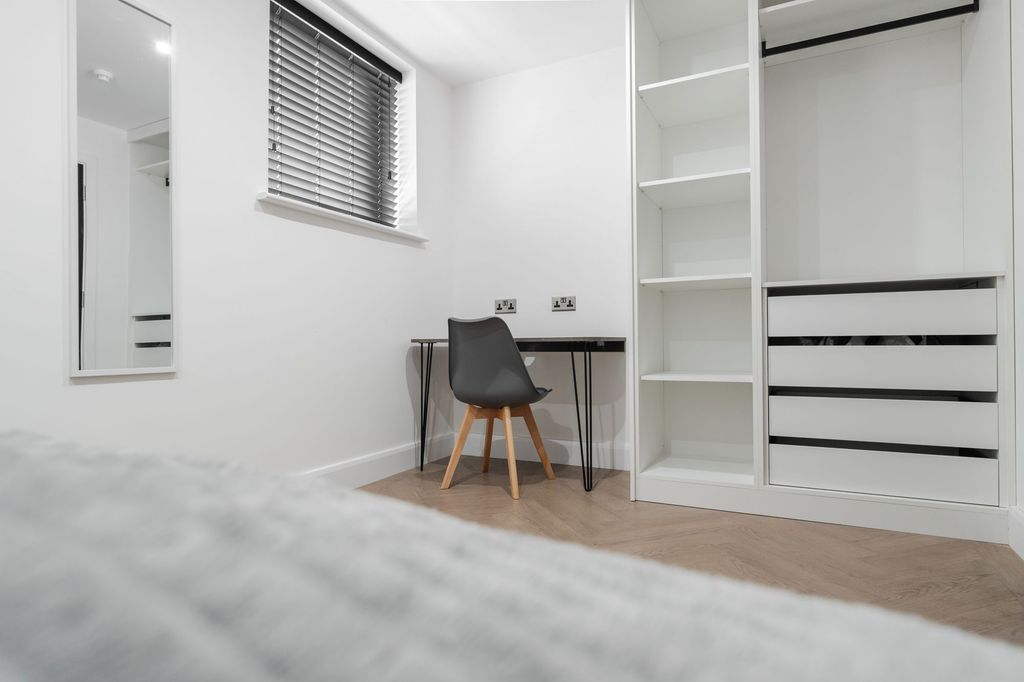 Property photo 2 of 16 A Modern, Well-Maintained Bedroom Featuring A Slee...