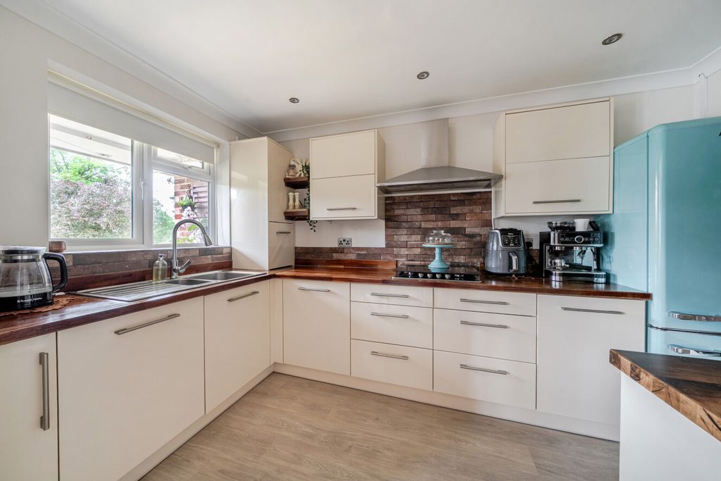 Property photo 2 of 19 1471885-10-6A26Dd...