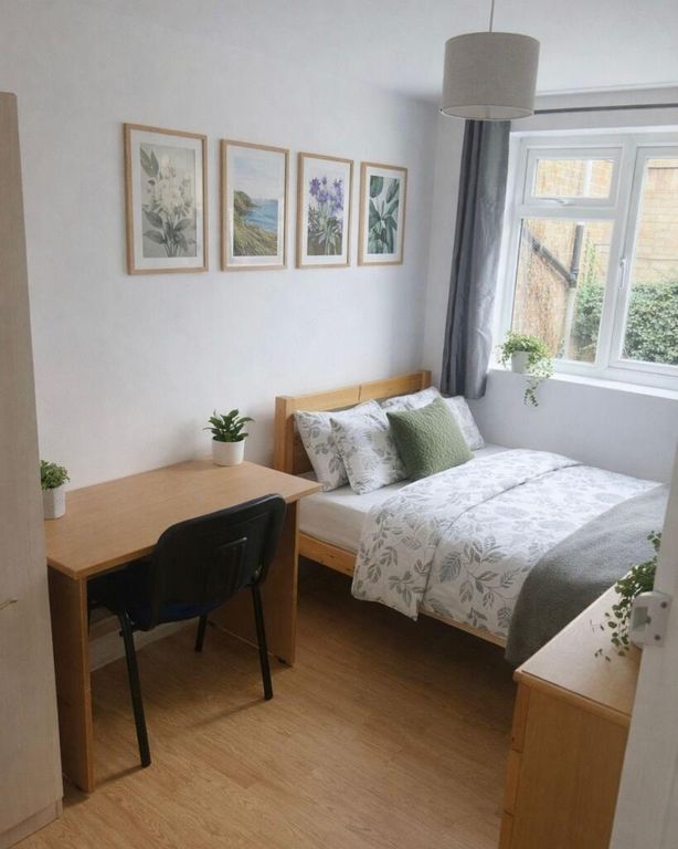 Property photo 2 of 9 Bright Bedroom With Double Bed And Study Desk...