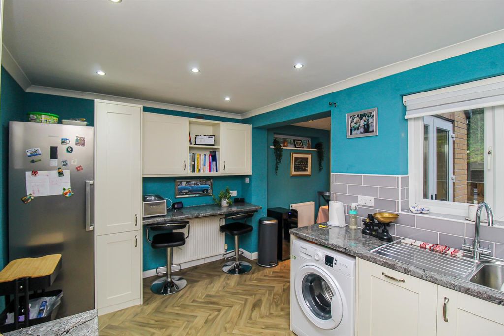 Property photo 3 of 10 Kitchen