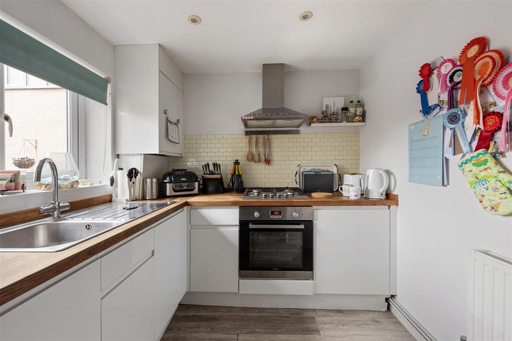 Property photo 2 of 24 Victoria Road, E18