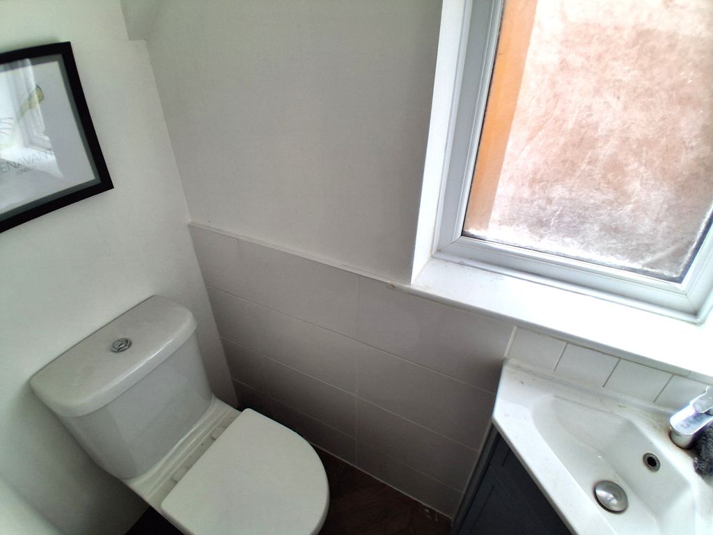 Property photo 3 of 7 Cloakroom