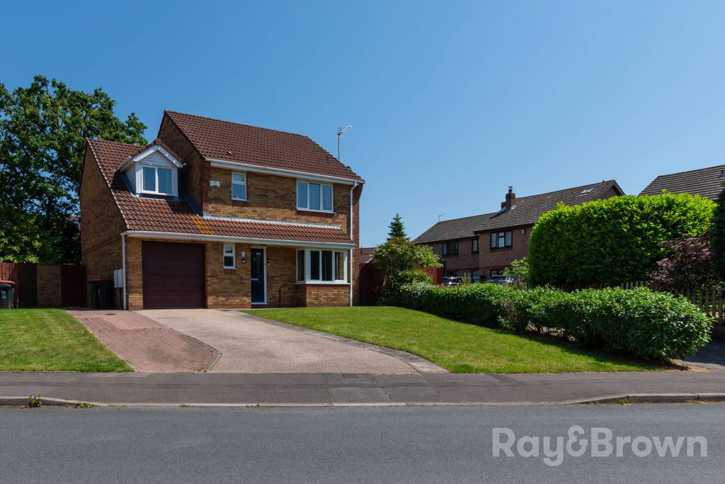 4 bed detached house for saleMallards Reach, Marshfield, Cardiff CF3 photo 5