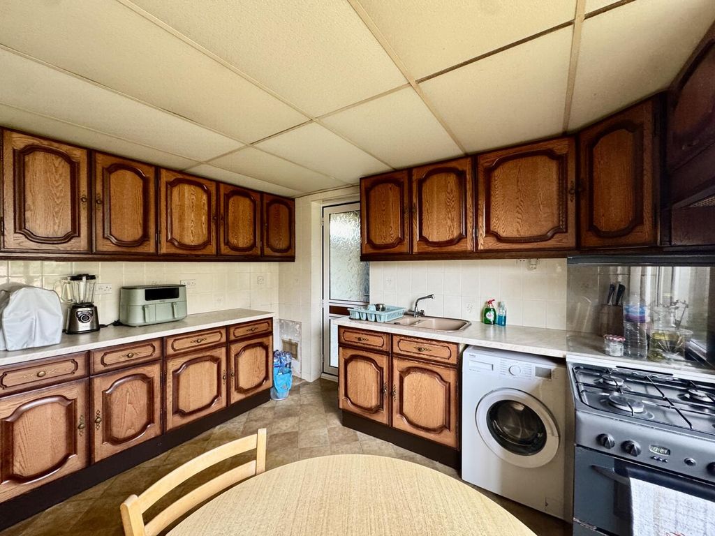 Property photo 2 of 18 Kitchen