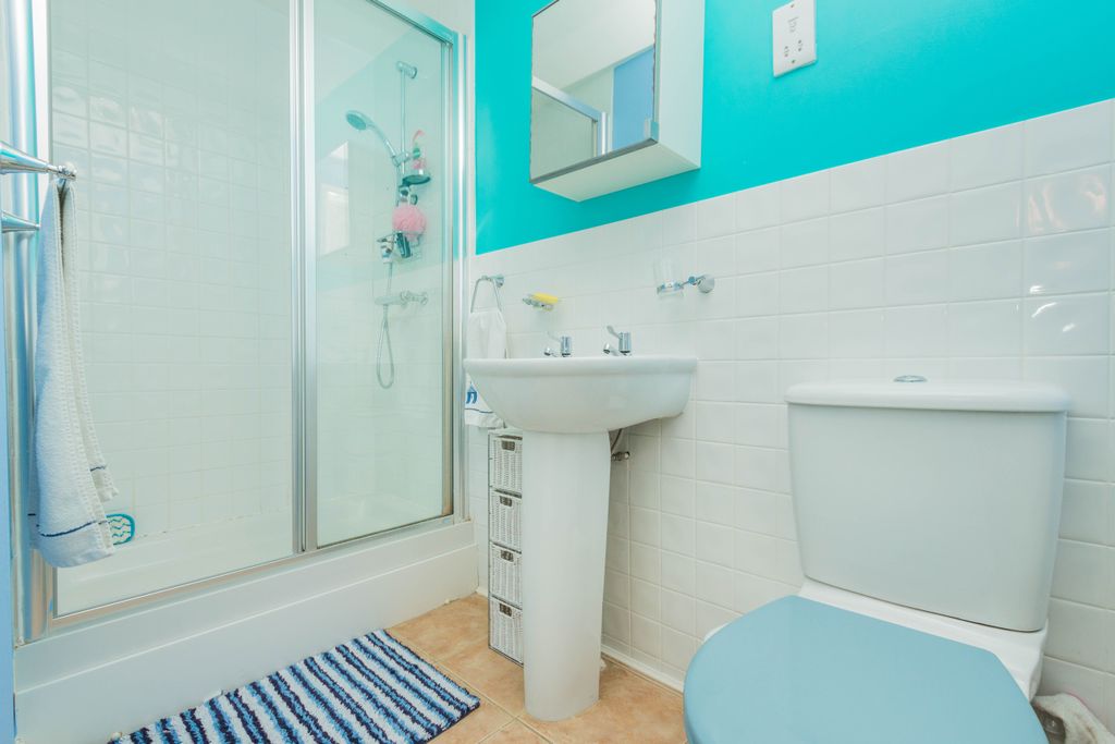 Property photo 3 of 18 En Suite Shower Room (Bed 2)