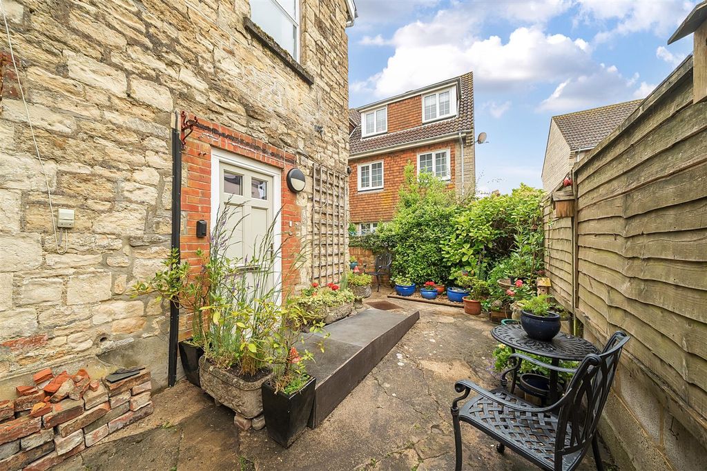 Property photo 3 of 11 Garden