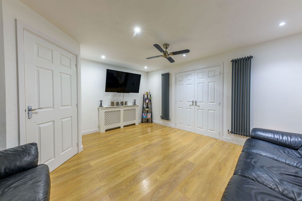 Property photo 3 of 23