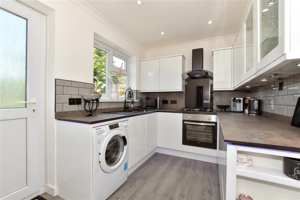 Property photo 3 of 10 Kitchen