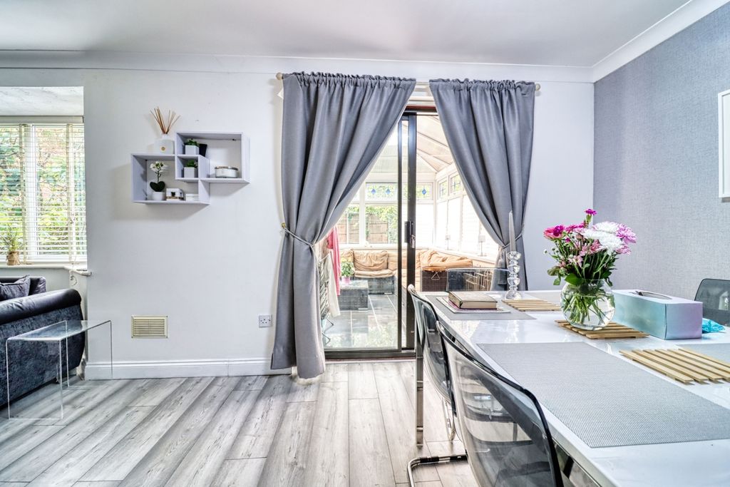 Property photo 3 of 24 Diner To Conservatory