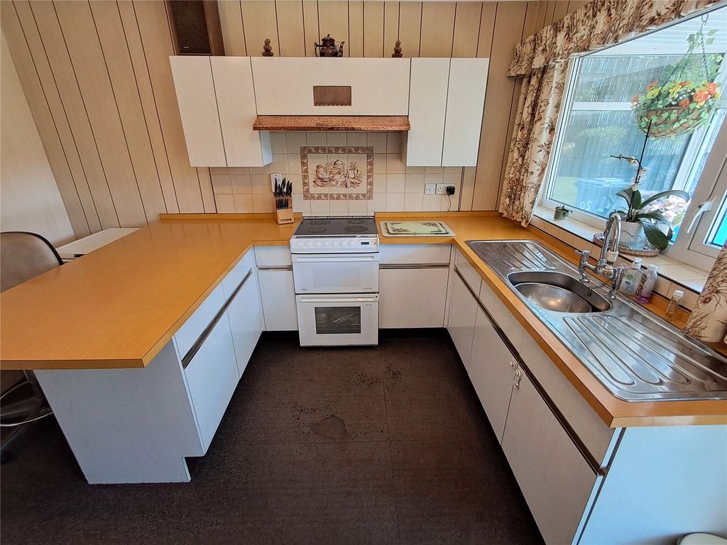 Property photo 3 of 19 Kitchen