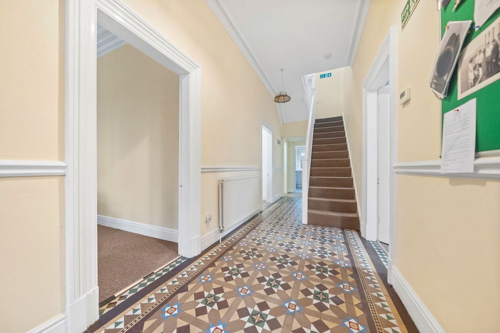 Property photo 2 of 31