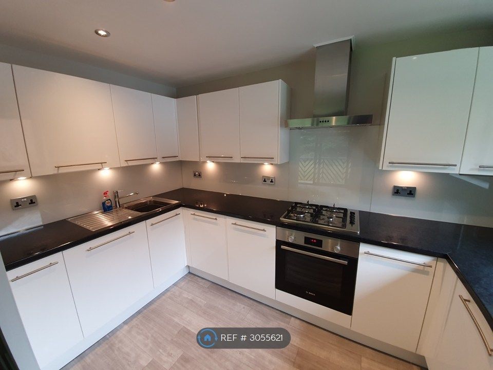 Property photo 3 of 11 Kitchen