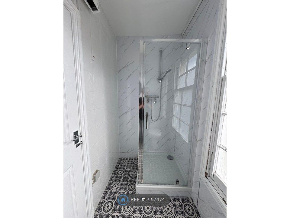 Property photo 3 of 8 Ensuite - Room 9