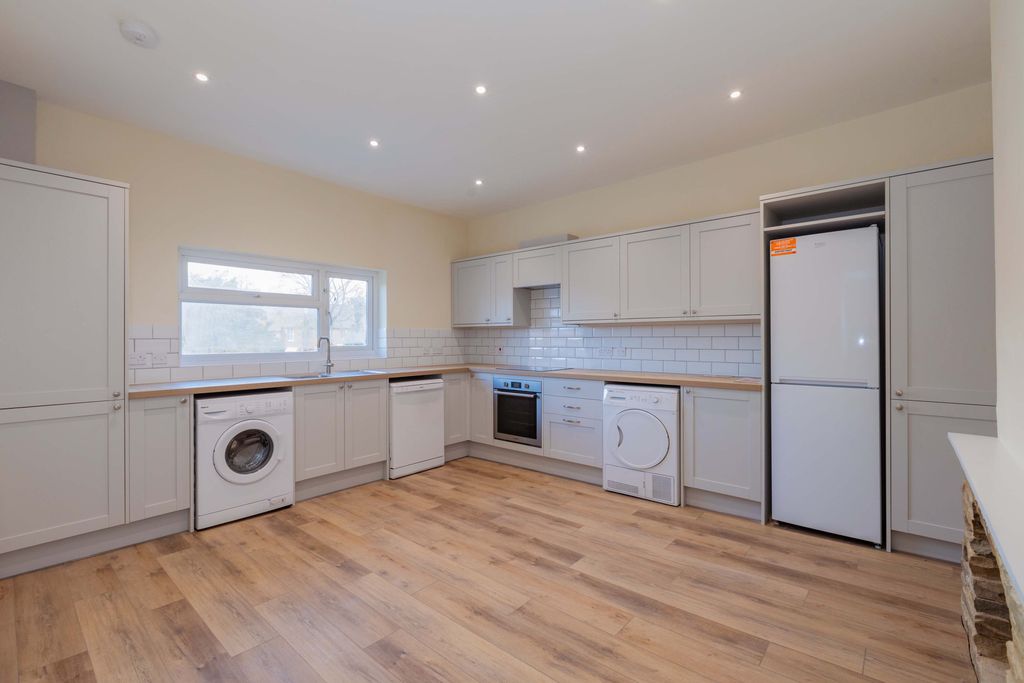 Property photo 3 of 13 Flat 2 19 St Lukes Rd-Kitchen - Diner