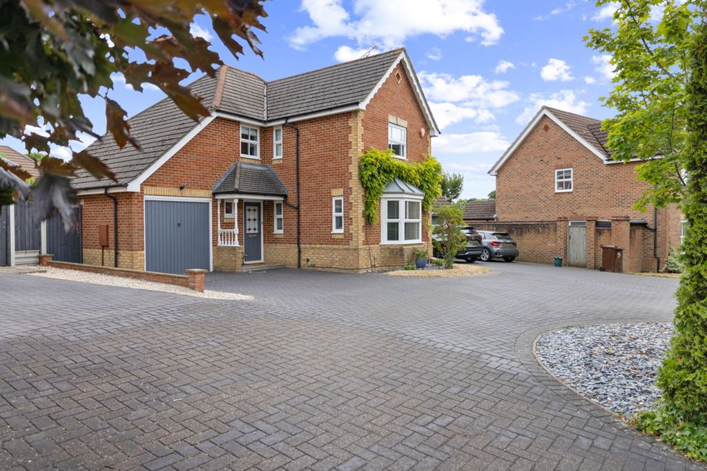 Property photo 1 of 28 Clarence Drive