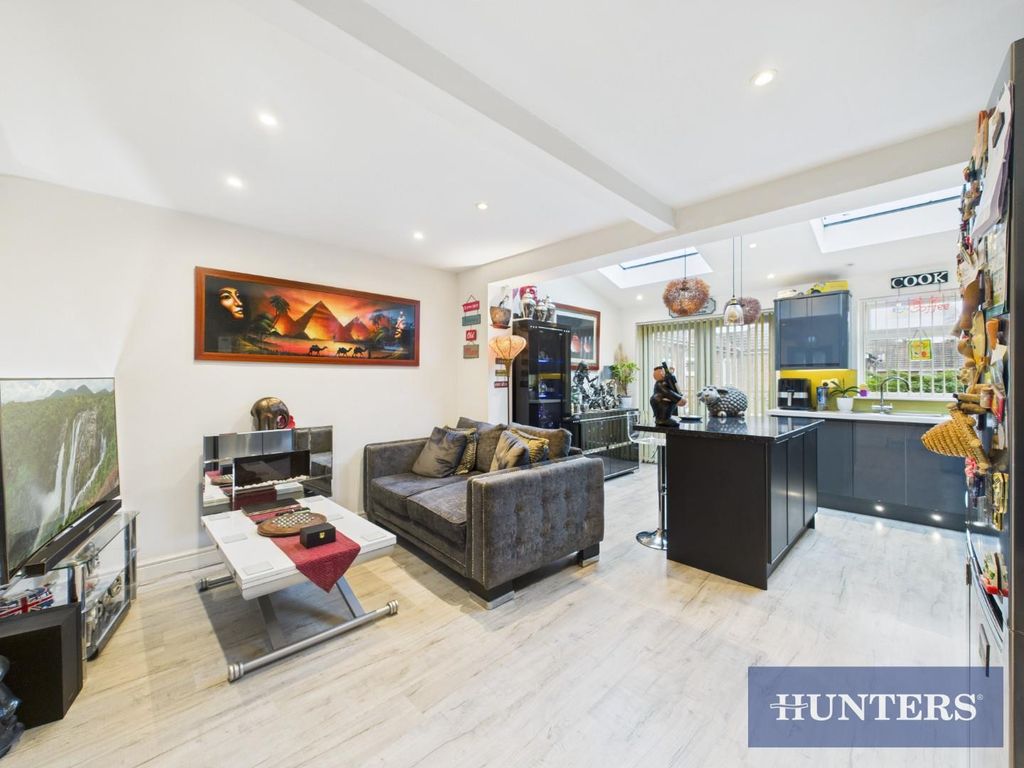 Property photo 2 of 16 Cam01494G0-Pr0511-Still015.Jpg