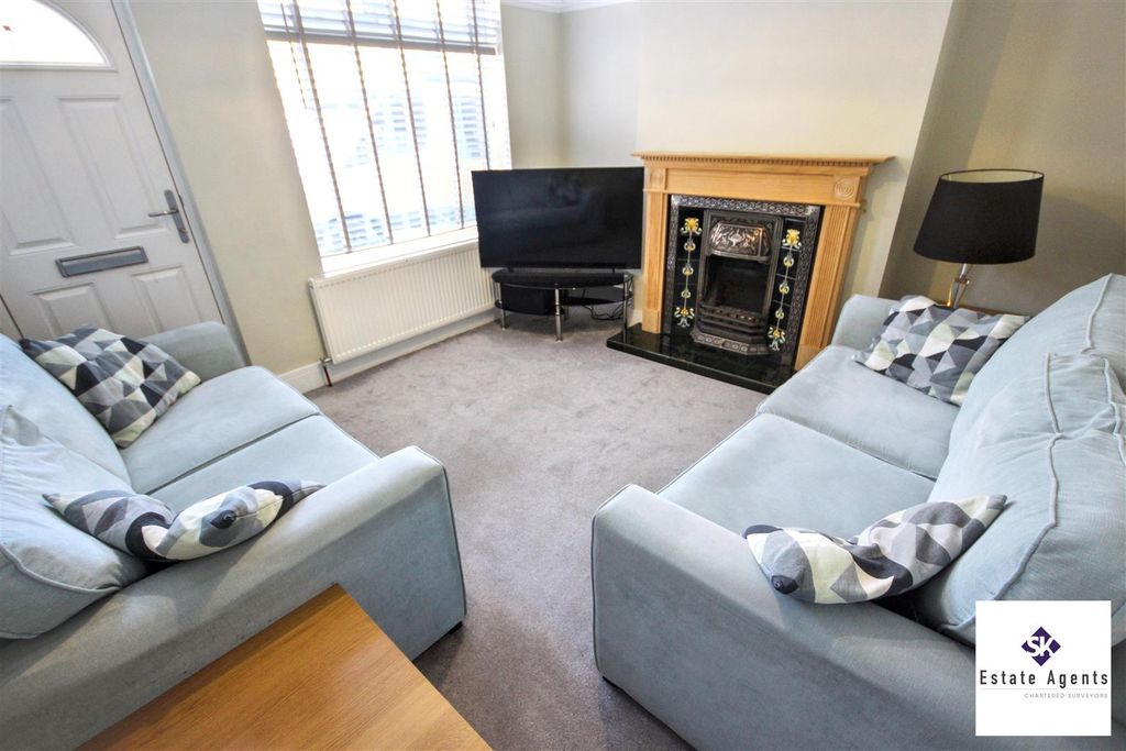 Property photo 2 of 18 Lounge