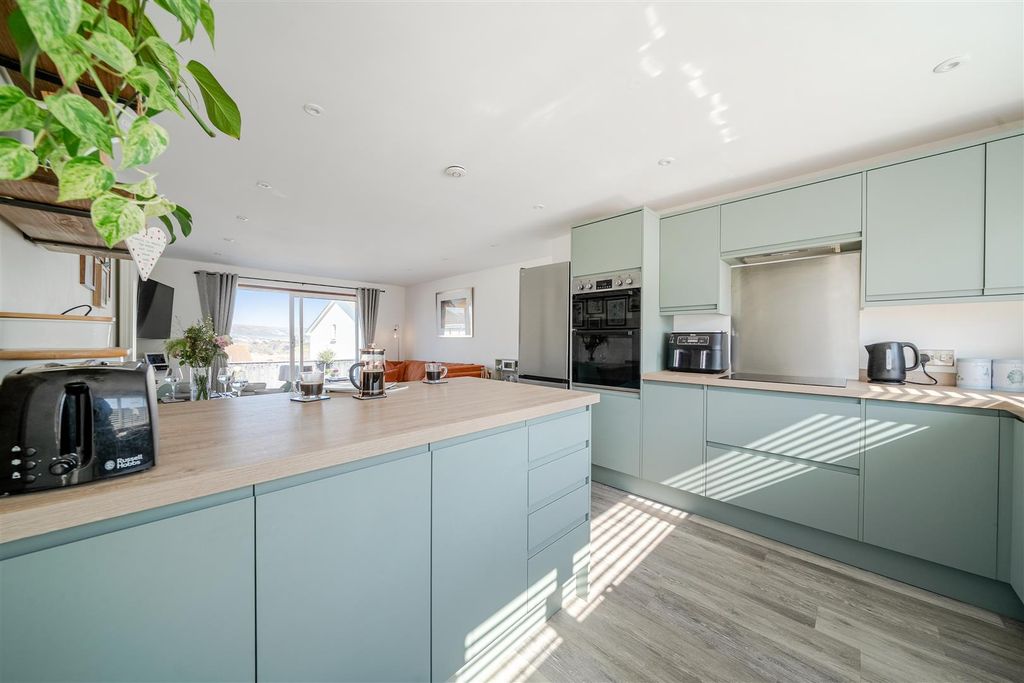 Property photo 2 of 24 1426144-8-69Bc059d43d38.Jpg