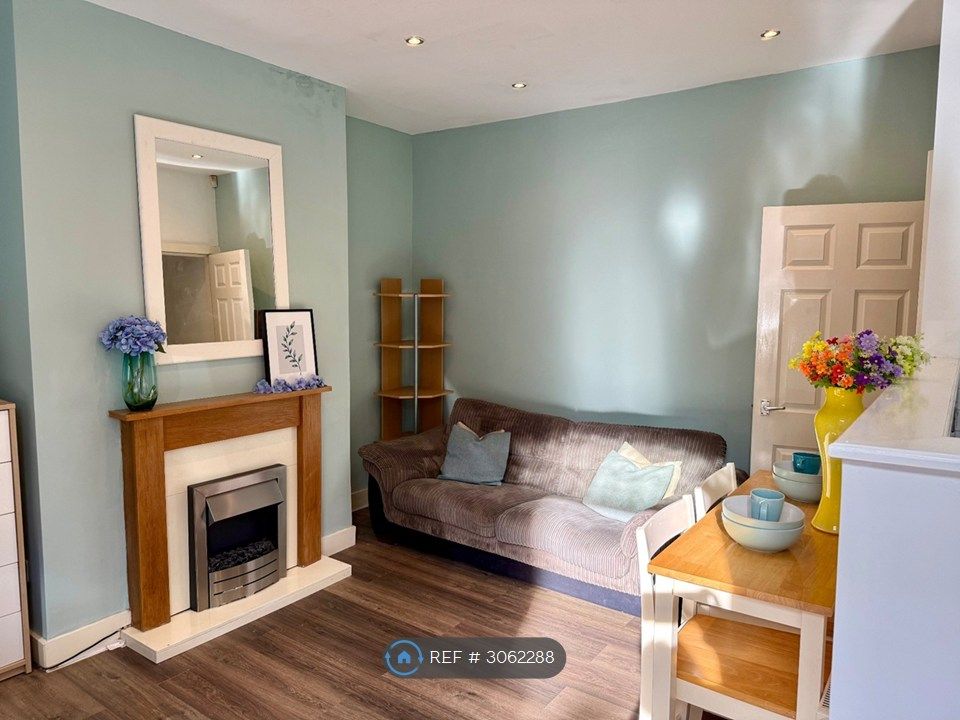Property photo 1 of 19 Livingroom