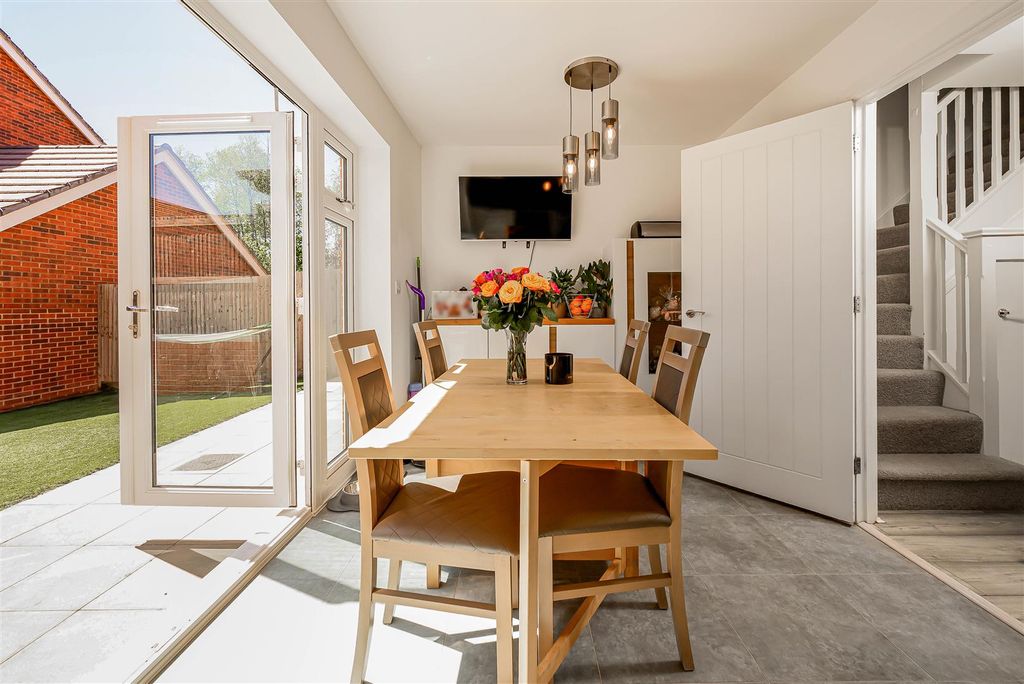Property photo 3 of 22 9 Wren Grove, Havant-Small-Porticomarketing-Soldby