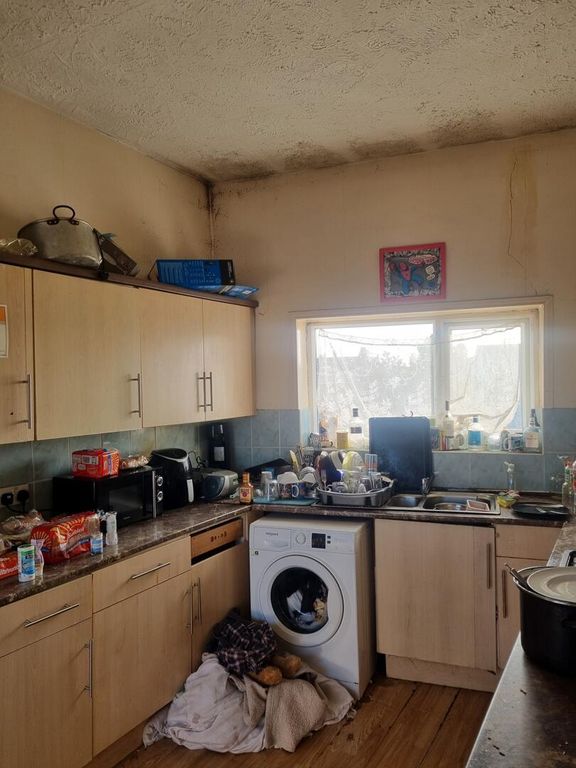 Property photo 3 of 7 Kitchen